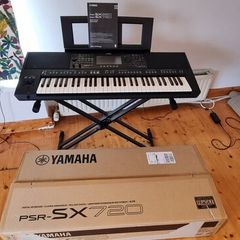 Yamaha PSR-SX720 Keyboard  Like New