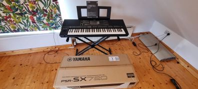 Yamaha PSR-SX720 Keyboard  Like New