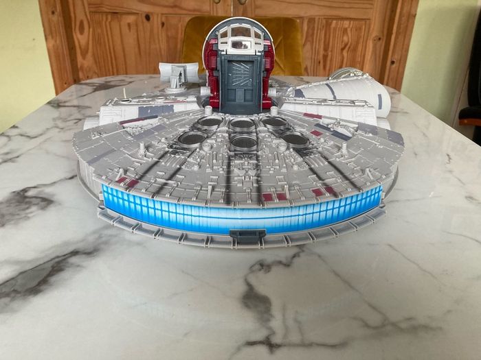 Star Wars Episode VII, VIII, IX Deluxe Battle Action Millennium Falcon