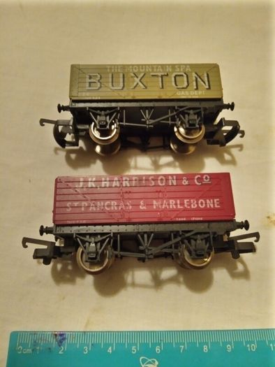 Hornby etc. OO Train/Carriages etc. Job lot. READ AD.