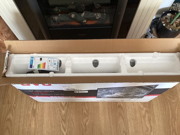 JVC 32 inch LED SMART Television with USB, 2 HDMI, PC Connection port, WIFI connectivity, etc (Boxed / Like New)