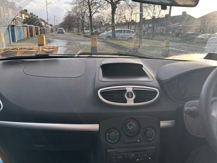 White Renault Clio 2012
