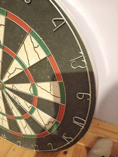 Dart board come with darts
