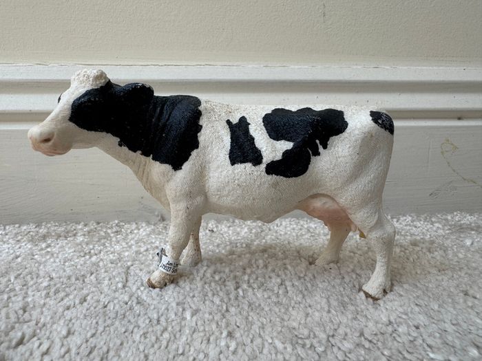 Schleich Farm Animal Dairy Cow Figure D-73527 Used approx. 8 cm. Damaged Please see photos