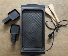 Electric raclette grill