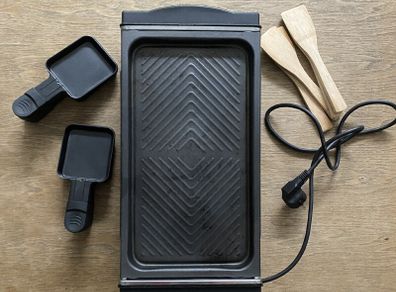 Electric raclette grill