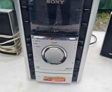 Radio/CD/MP3 player with speakers
