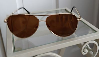 Aviator style sunglasses