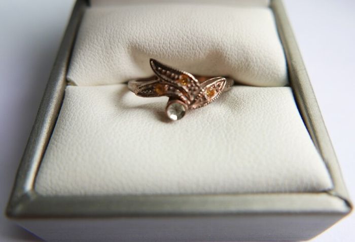 Vintage Sterling Silver Decorative leaf design ring with small stones