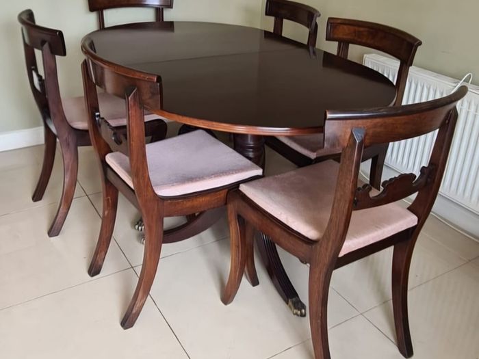 Antique Mahogany Extenable Oval Dining Table & Chairs