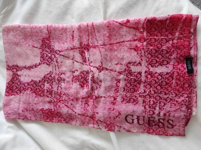 Guess scarf