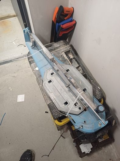 Tile cutter