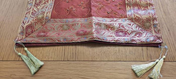 Decorating Table Runner Ikras