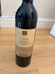 Wine accessory set
