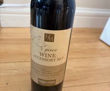 Wine accessory set