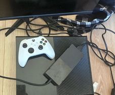 xbox one, controller, and monitor 60hz