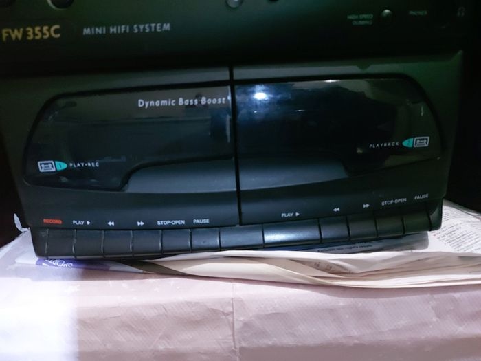 Philips Mini Hi-Fi System, Model FW 355C, 3 CD Changer, Radio and dual Tape Deck and 2 Lovely Philips speakers, in very Good Condition