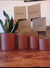 Set of 4 plastic planter pots with trays