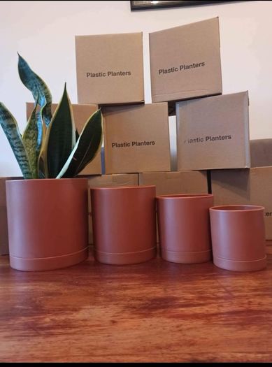 Set of 4 plastic planter pots with trays