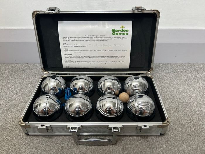 Garden games - Petanque / Boules Set - 8 Metal Boules in Carry Case