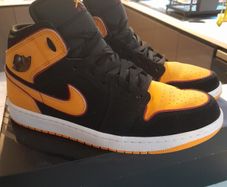 Air Jordan 1 Mid SE  Size 9