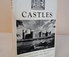 Castles: An Introduction to the Castles of England and Wales by B. H. St. J. O'Neil (HQ185)