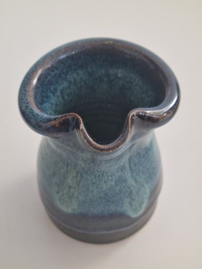 Stunning Bernard Kavanagh Handmade Irish Pottery Creamer & Dish Set