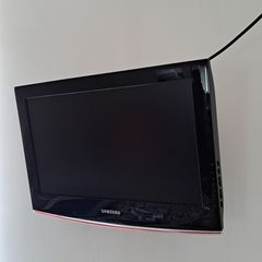 TV/DVD player with wall mount