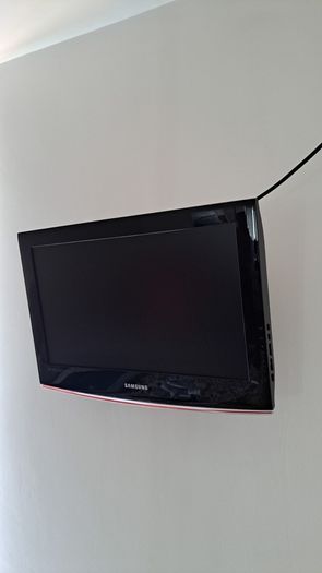 TV/DVD player with wall mount
