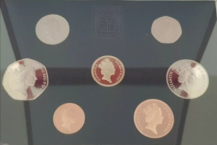 Royal Mint United Kingdom 1987 Proof Coin Collection Red Leather Case Coa