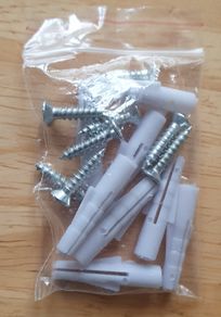 New - A Set of 8 Wall Plugs & Screws - #