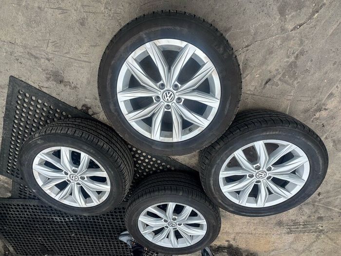 VW Tiguan Alloy Wheels Genuine set came off Tiguan