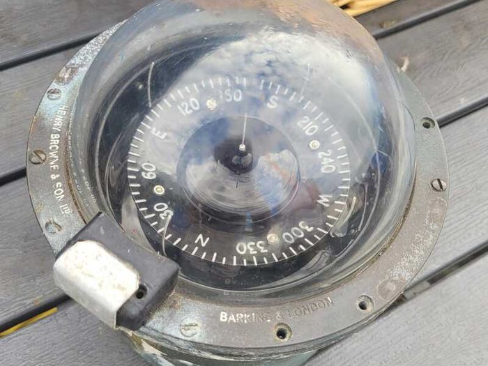 Henry & browne and son Ltd compass ,   Highly collectible  Mid 20th century