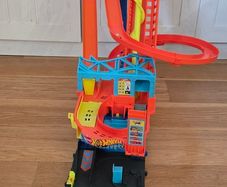 Hot Wheels City Roller Coaster Rally Playset with 3 Diecast Cars