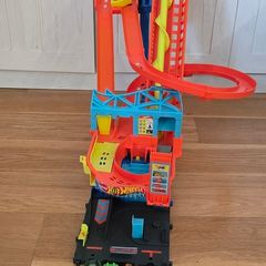 Hot Wheels City Roller Coaster Rally Playset with 3 Diecast Cars