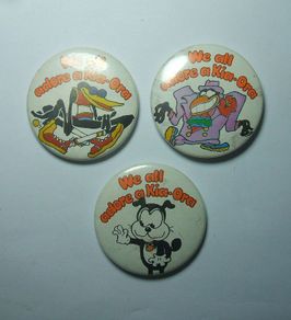 KIA ORA (fruit flavoured squash drinks) - 3 original promotional button badges (1980's)
