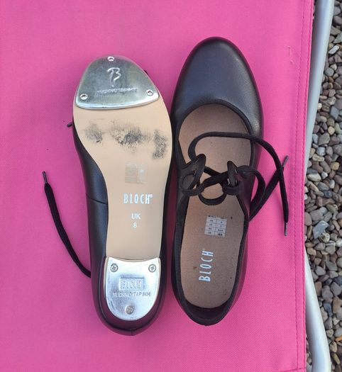 Tap shoes, size 8