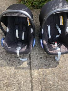 2 x Maxi cosi cabriofix with isofix base