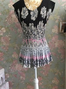 Pleated blouse. New. Size S