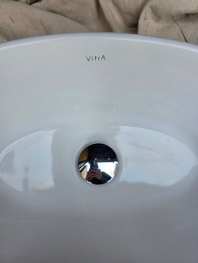 Countertop basin with countertop mounted tap