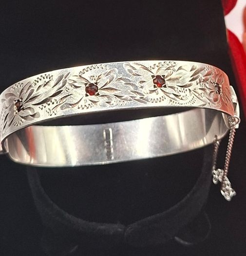 Vintage sterling silver garnet daisy Bangle