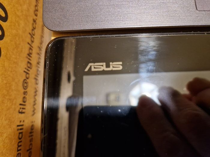 ASUS LaptopTablet CN9935, Windows 8, 2GB Ram 64GB HDD, Intel Atom CPU Z3740 1.33GHz in excellent condition