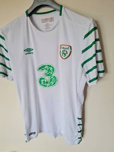 2016/17 umbro ireland away shirt Size xl Pit to pit 23" white In excellent condition