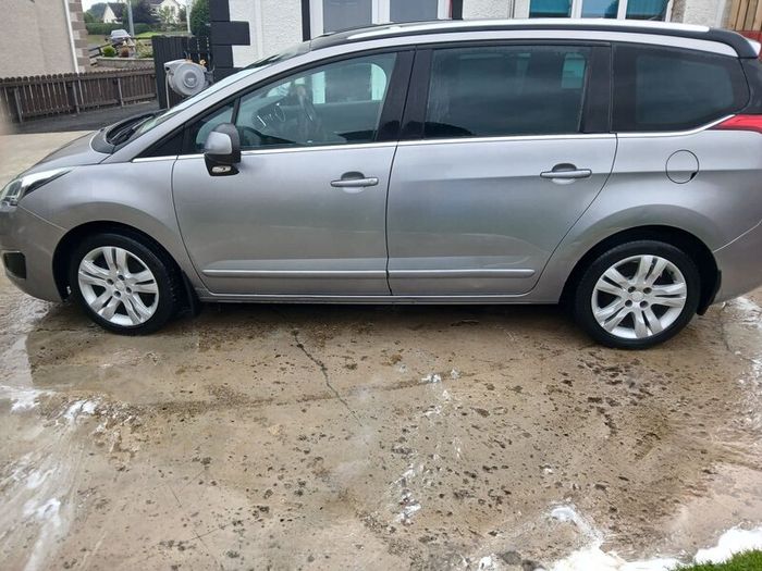Peugeot 5008 2015.
