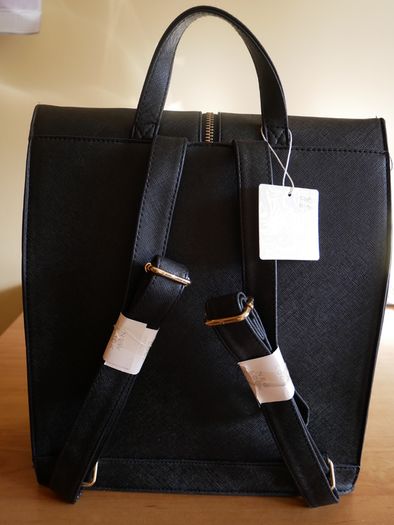Ladies black synthetic bag.