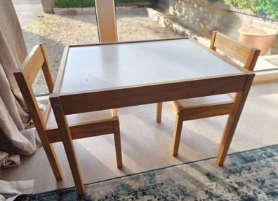 Kids table and chairs