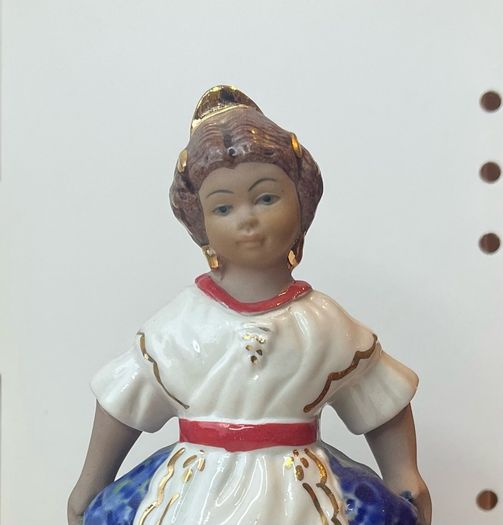 Porcelain fallera girl figurine, made in Spain