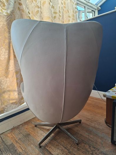 Arne Jacobsen replica Egg Chair in white