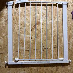 Baby safety gate