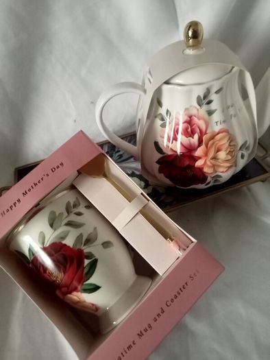 Gift set of a teapot, mug, spoon and coaster.
